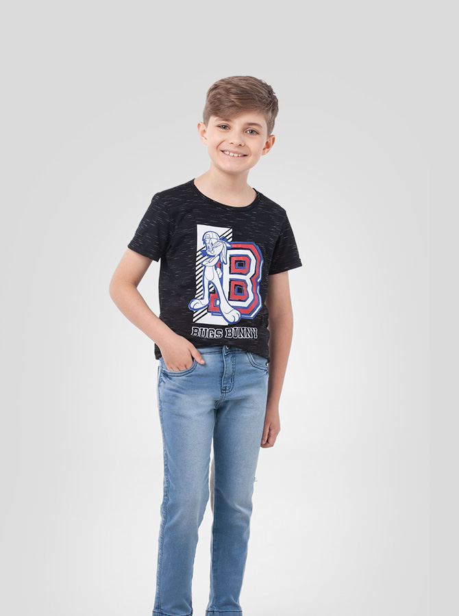 Menino usando calça jeans e camiseta preta
